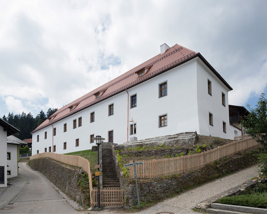 monika-dietrich-denkmal-pfarrhof-englmar_01